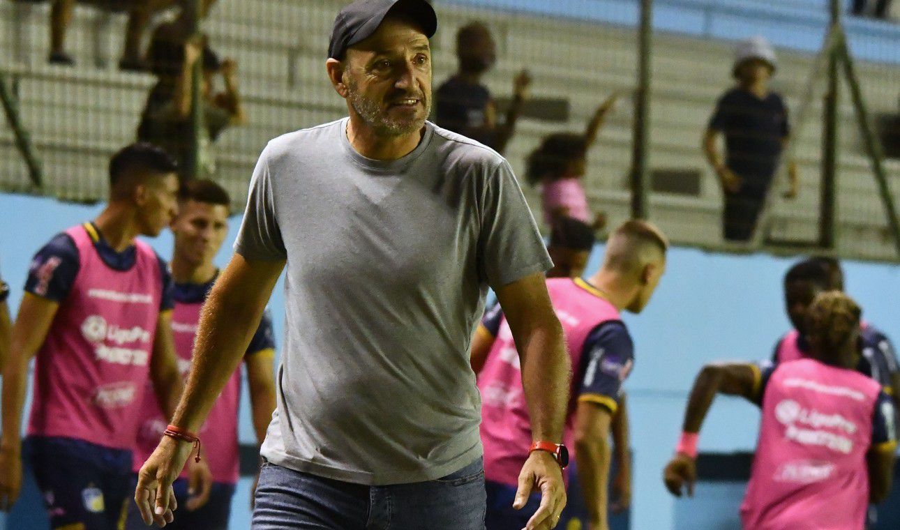 Guillermo Duró, el técnico argentino que dirige en Delfín SC que recibe a Belgrano por Copa Sudamericana