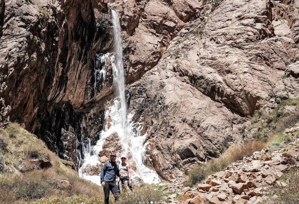 Valterri Bottas junto a su esposa Tiffany Cromwell, en una postal en plena Cordillera e los Andes debajo de una cascada.