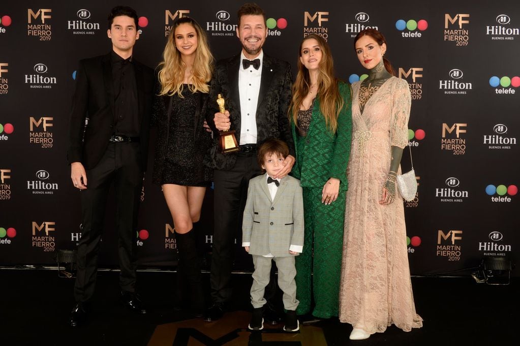 Marcelo Tinelli con sus cinco hijos. De izquierda a derecha Francisco, Juana, Micaela, Candelaria, y abajo el pequeño Lorenzo.