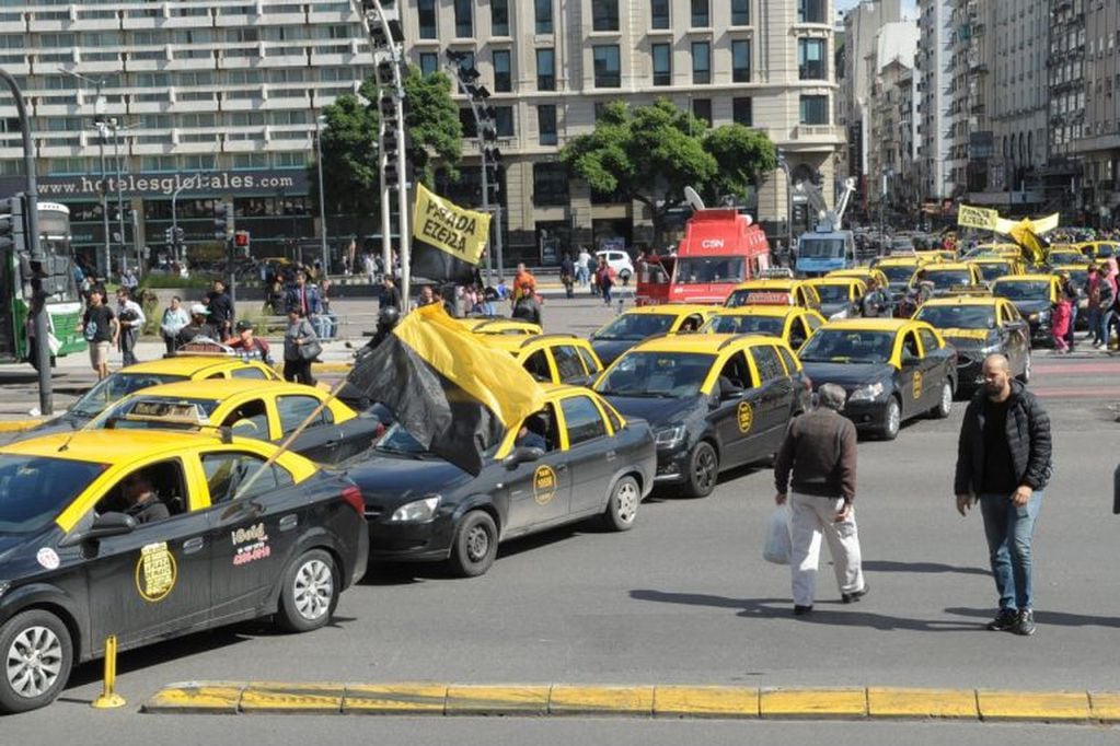 Marchan los taxistas y varias organizaciones sociales en el centro porteño.