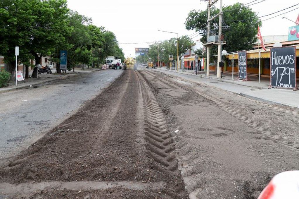 Comenzó el asfaltado de avenida Sarmiento en San Rafael.