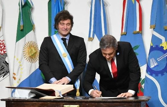 Javier Milei y Martín Llaryora en la firma del Pacto de Mayo celebrado en Tucumán. (Gentileza)