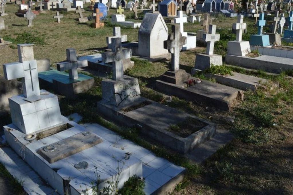 Insólito: hace sus necesidades sobre la tumba de su exmujer hace 48 años