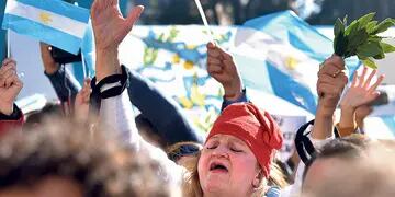 Una mujer ataviada de patria canta con pasión el Himno Nacional. El 9 de Julio, en Tucumán (Andrés Blanco/LaVoz).