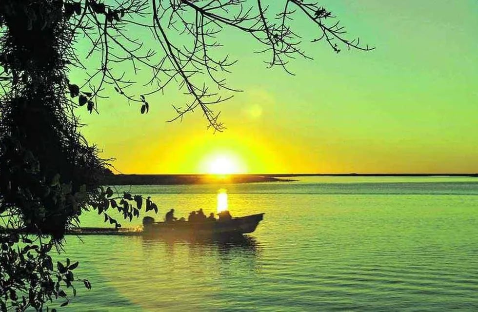 Laguna Iberá, la gran protagonista natural y atractivo turístico de Corrientes. Las excursiones son en lancha, con guías, y prodigan intimidad con la naturaleza.