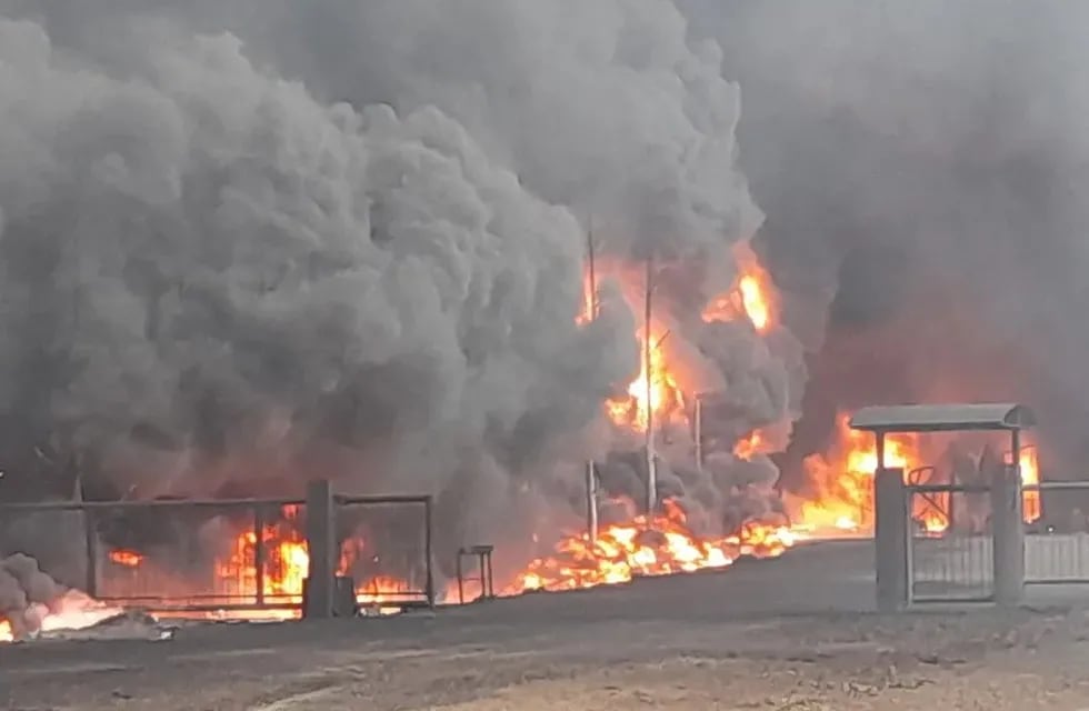 Una fábrica de resina de una multinacional se incendió en Candelaria