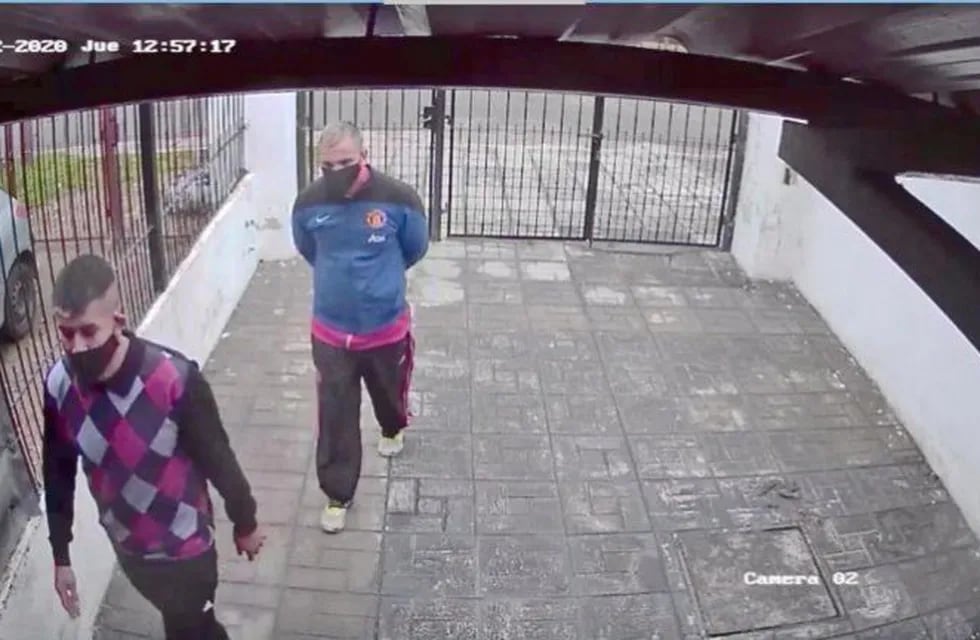 Buscan a dos violentos ladrones de Mar del Plata: quedaron escrachados en un video (Foto: Captura de video)
