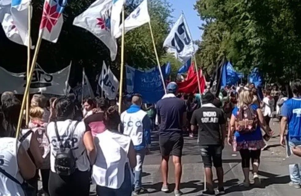 Las agrupaciones sindicales marcharon por el centro mendocino. El municipio de la Ciudad de Mendoza los multó.