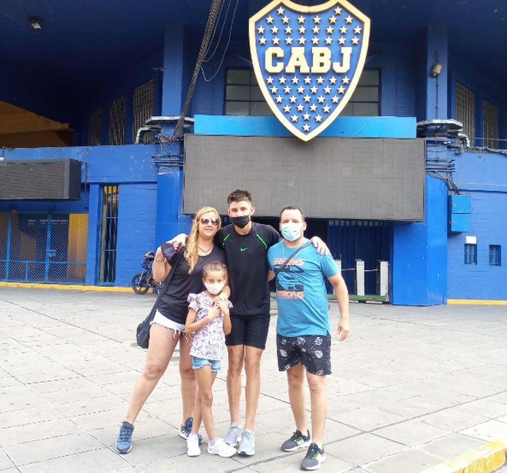 Matías junto a su padre Carlos Fuentes, su madre Paula y Sofía, su hermana posando en el ingreso a Boca Juniors.