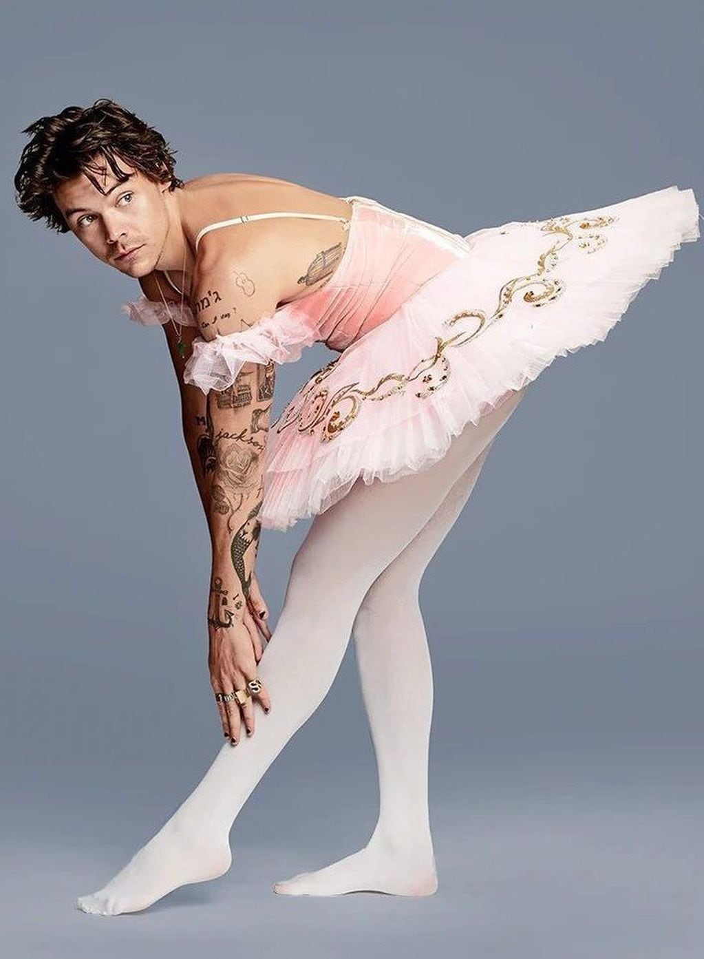 Harry Styles posando con un vestido de bailarina clásica.