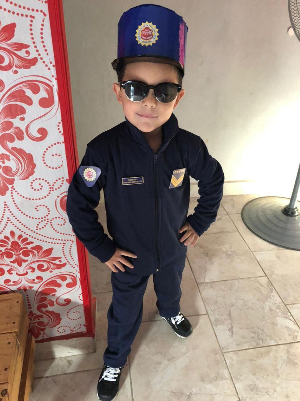Emiliano, vestido de Mini policía".