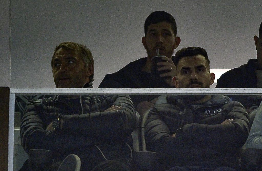 Carlos Tevez en las tribunas del estadio de Vélez junto a Carlos "Chapa" Retegui. 