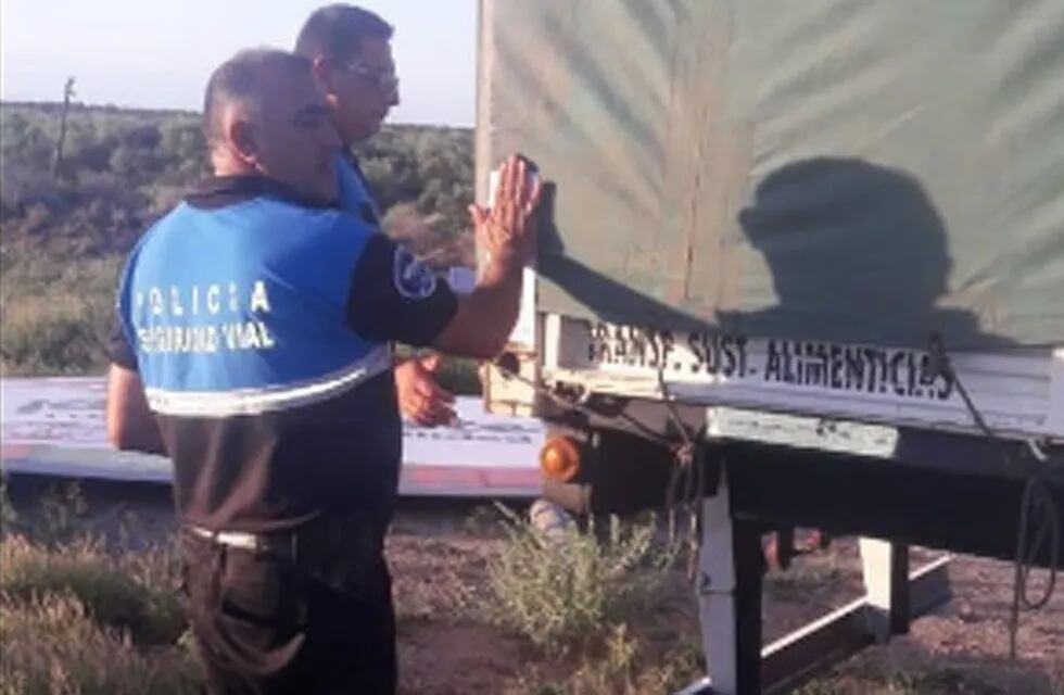 Con el apoyo de las fuerzas policiales del puesto de control del paraje Las Salinas, se detuvo un camión que pretendía salir de la provincia.