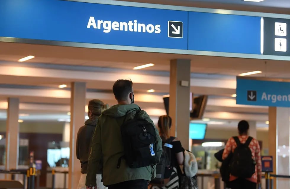 Argentina suspende los vuelos con Gran Bretaña por la nueva cepa de coronavirus (Foto: Clarín)