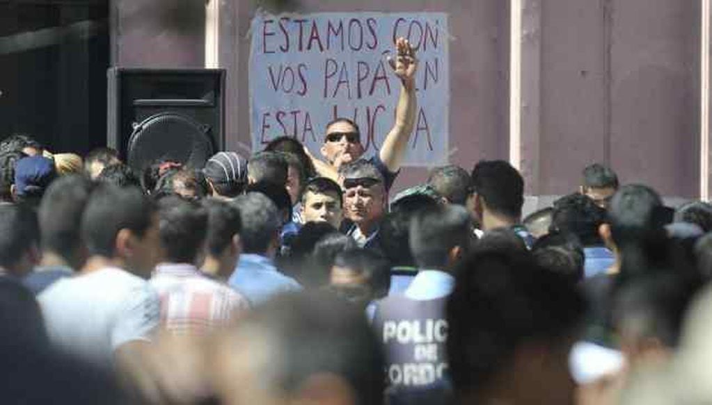 CÓRDOBA. Acuartelamiento de policías durante el 3 y 4 de diciembre de 2013 (La Voz/Archivo).