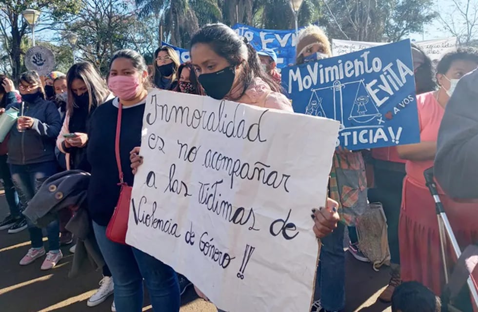 Jardín América: marcharon en solidaridad con la joven víctima de violencia que escapó de Paraguay con su pequeña hija.