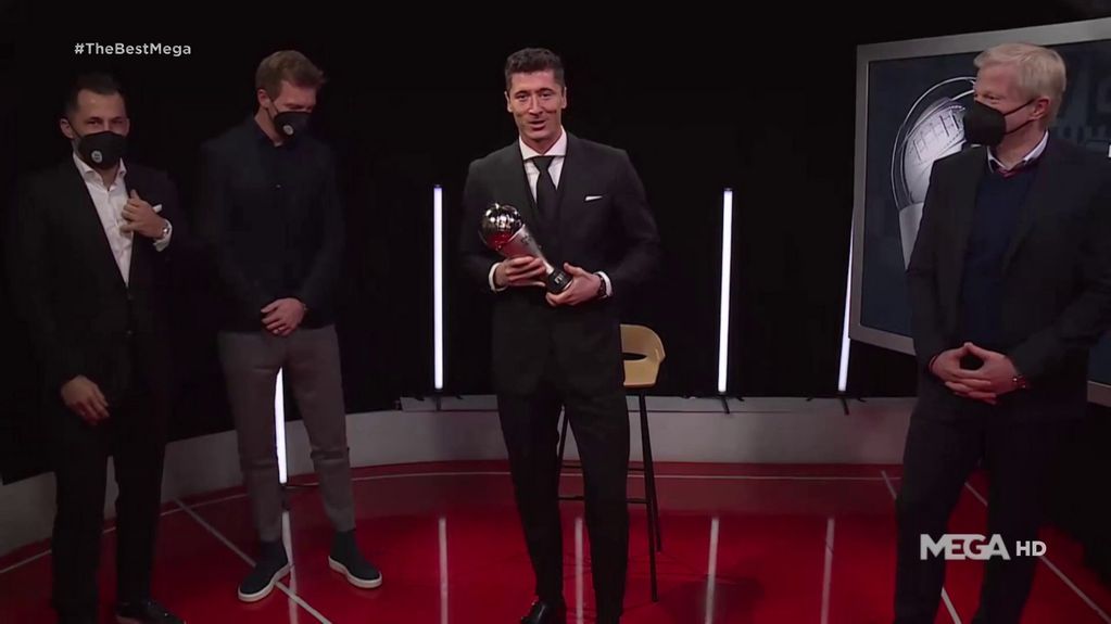 El momento en que Lewandowski recibe su premio.
