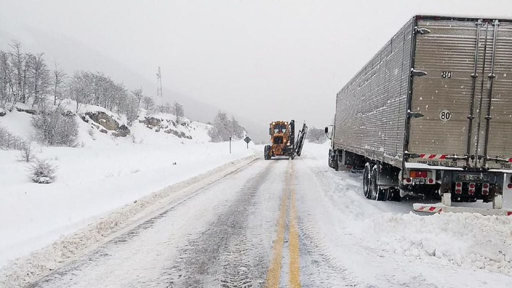Debido a las intensas nevadas, la acumulación de nieve en la calzada y las máquinas viales trabajando se requiere precaución al transitar.
