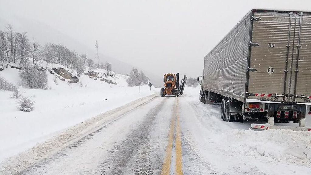 Debido a las intensas nevadas, la acumulación de nieve en la calzada y las máquinas viales trabajando se requiere precaución al transitar.