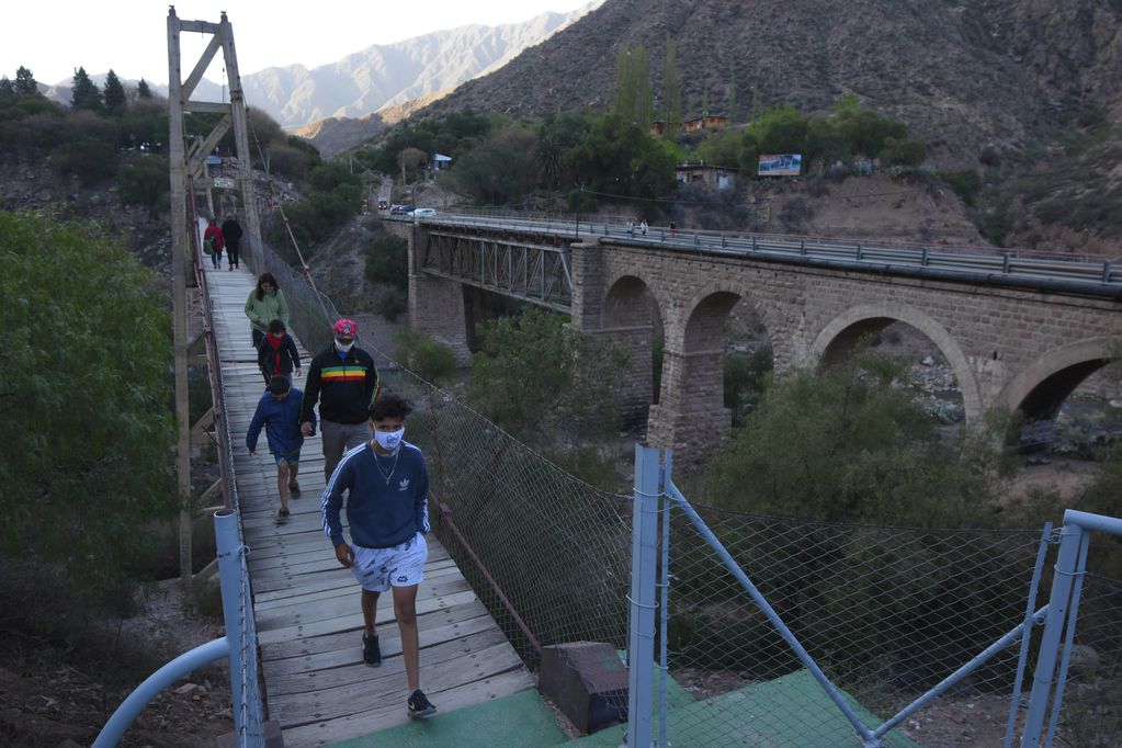 Turismo interno en el puente ubicado en Cacheuta.