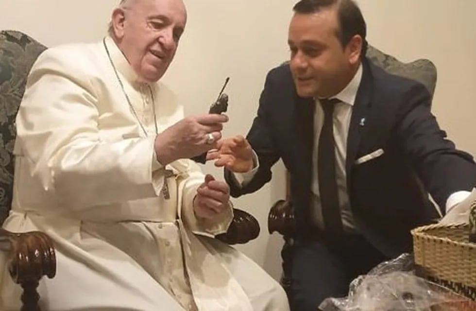El Papa recibe una imagen de Andresito con su lanza. El héroe misionero en manos del Pontífice. (Gobierno)