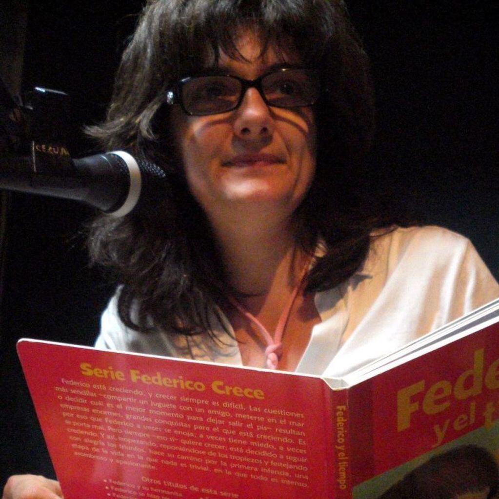 Ximena Gusberti, coordinando el Día del libro infantil chaqueño.
