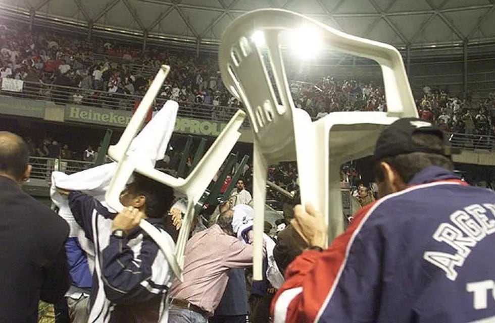 Los sillazos, una postal del violento antecedente entre Argentina y Chile por la Copa Davis 2000.