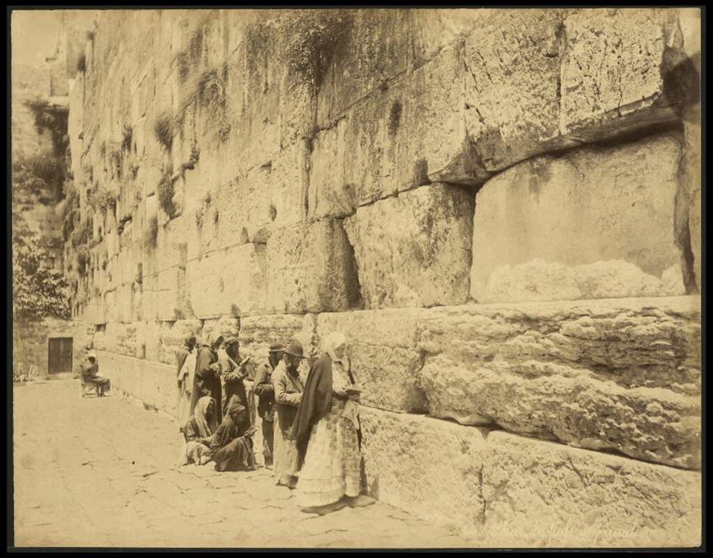 Personas judías rezando en el Muro Occidental, también conocido como Muro de las Lamentaciones, en la ciudad Vieja de Jerusalén, alrededor de 1880. EFE/Jacob Wahrman.