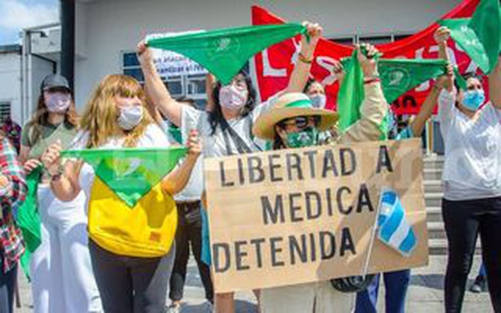 Un grupo de mujeres se manifestó y organizó un “pañuelazo” en contra de la detención de la médica que practicó un aborto en Salta