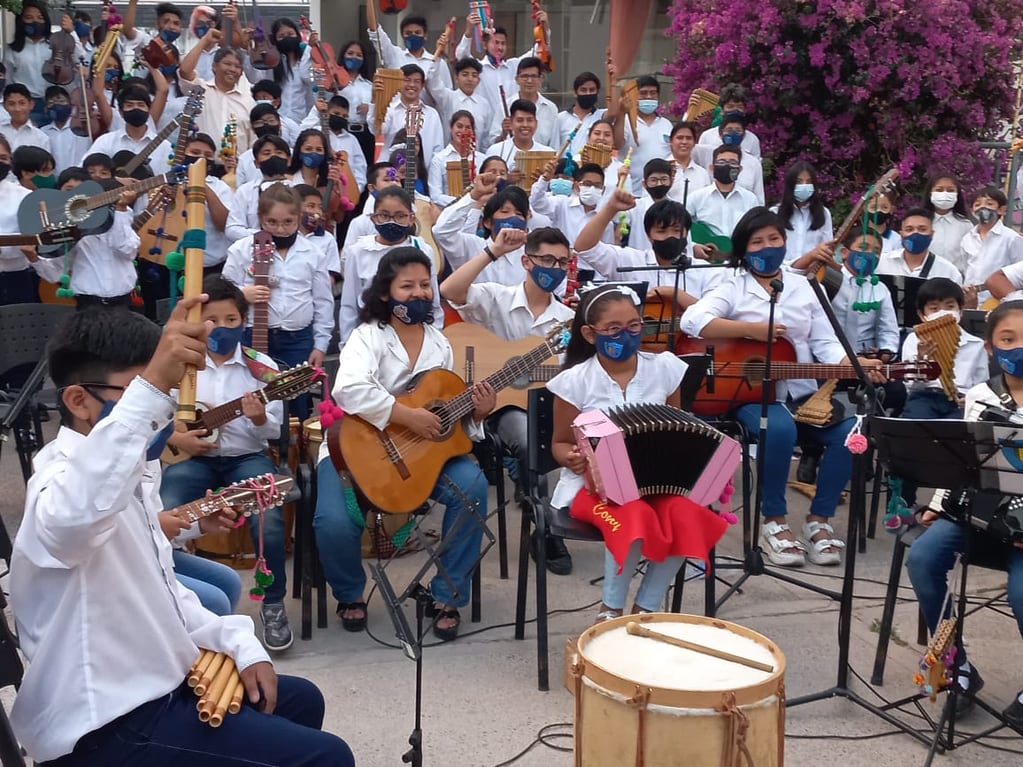 El maestro Fidel Amante creó en el año 1985 la Orquesta de Instrumentos Autóctonos, que evolucionó a la actual Orquesta de Instrumentos Andinos y Latinoamericanos.