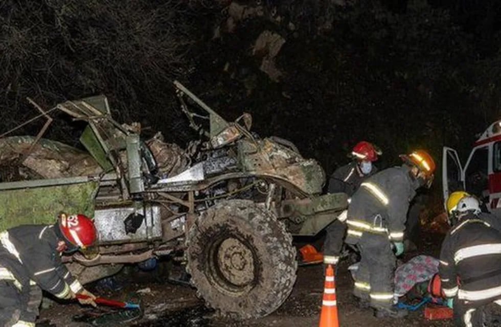 El estado del camión del Ejército tras el accidente. Foto: X / @PaMiguelangelpa