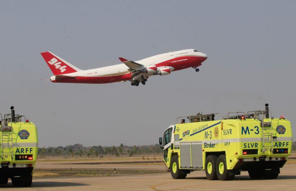 El Boeing 747 Supertanker llegó a Bolivia para ayudar a combatir los incendios forestales que han dejado más de 700.000 hectáreas de bosques y pastizales devastados. El equipo trabajará al menos diez días en esa faena. EFE/ Juan Carlos Torrejón