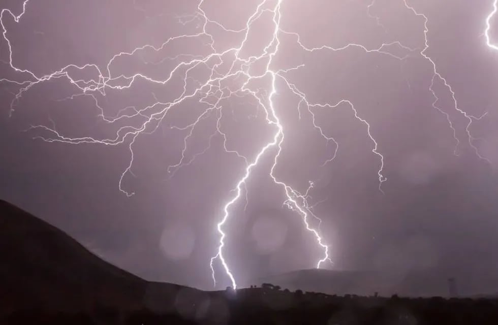 Un rayo cayó a metros de un hombre que filmaba la tormenta.