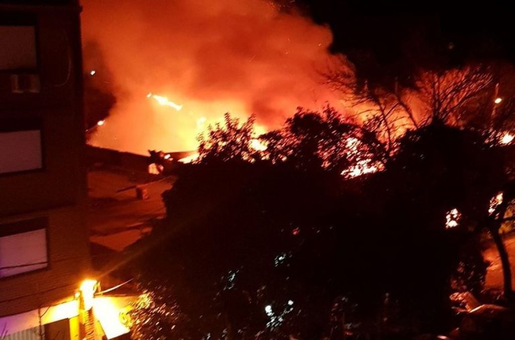 Se incendió un comedor comunitario en Esmeralda y Cochabamba. (@maxigomez11)