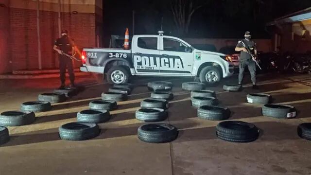 Efectivos policiales incautaron neumáticos de contrabando en Puerto Piray