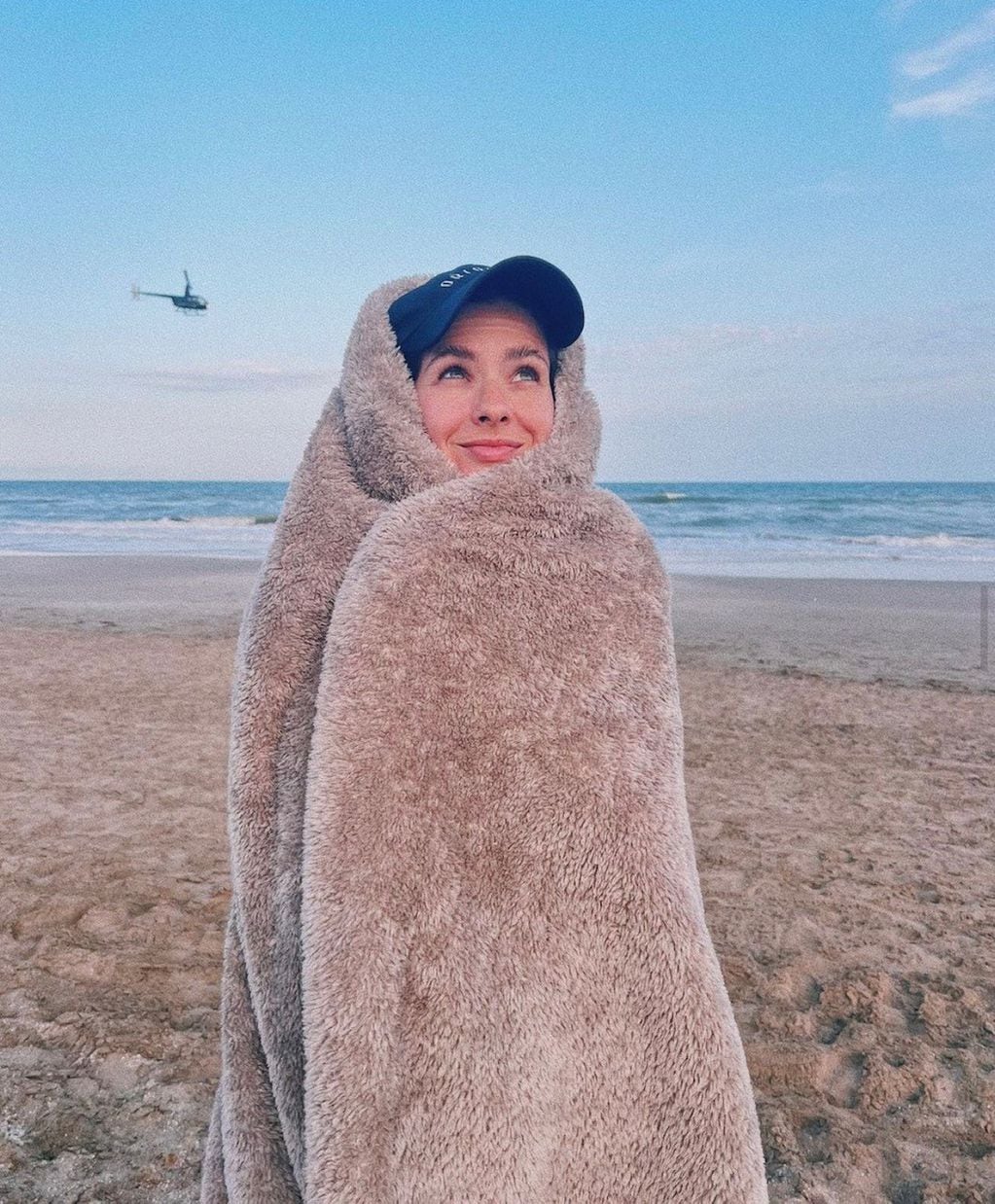 La manta teddy que usó la China para combatir el viento en la playa pinamarense.