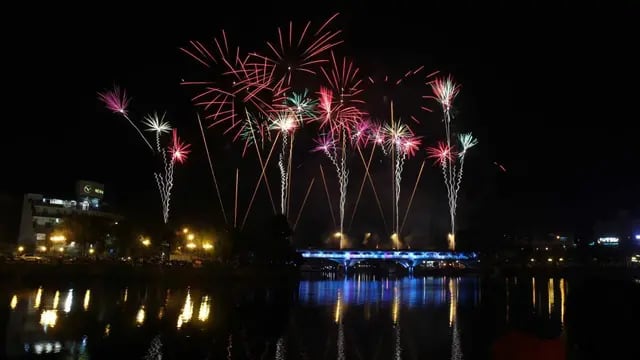 Espectacular show de fuegos artificiales para recibir el año en Villa Carlos Paz (La Voz). 