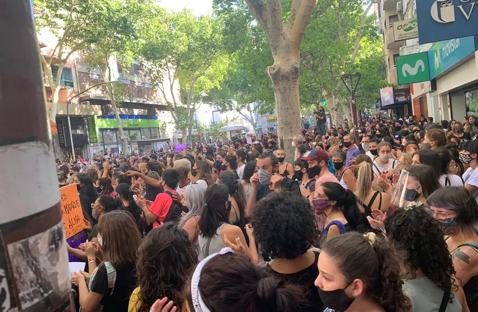 Miles de chicas se manifiestan en el centro de Mendoza en reclamo de Justicia por el femicidio de la adolescente Florencia Romano. Gentileza Sofía López Taguada