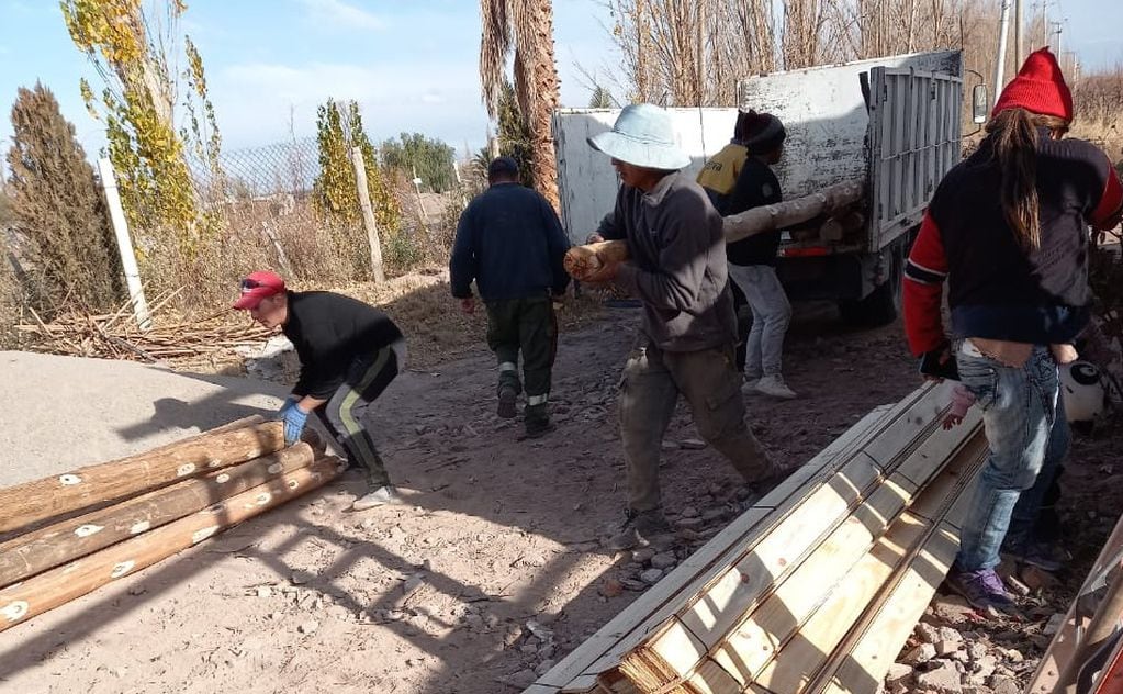 Desde el municipio de Lavalle les acercaron materiales de construcción y para reconstruir el techo de la vivienda.