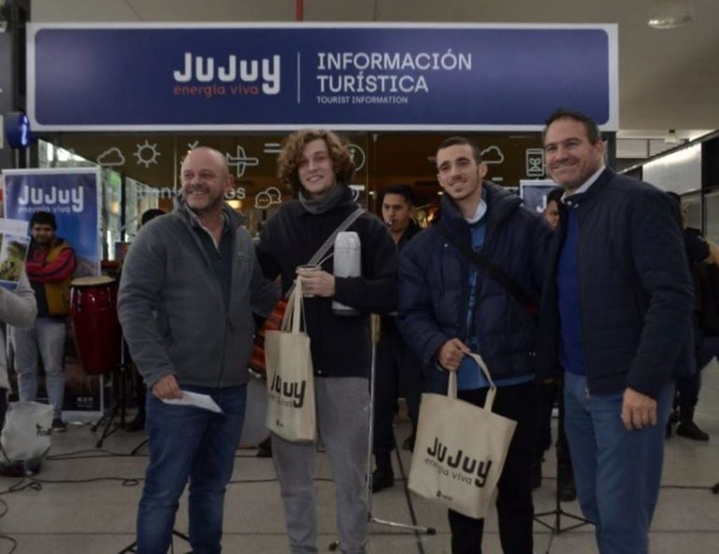 El secretario de Turismo, Diego Valdecantos (derecha), y el directivo de la Asociación Civil Bureau Eventos y Convenciones Jujuy, José Ortíz (izquierda),entregaron obsequios a los visitantes.