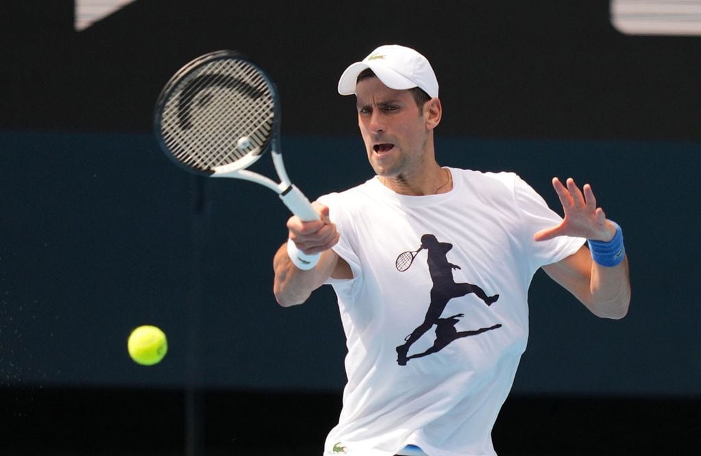 Novak Djokovic pudo completar el martes una jornada de entrenamiento en la Rod Laver arena, en Melbourne Park. (AP)