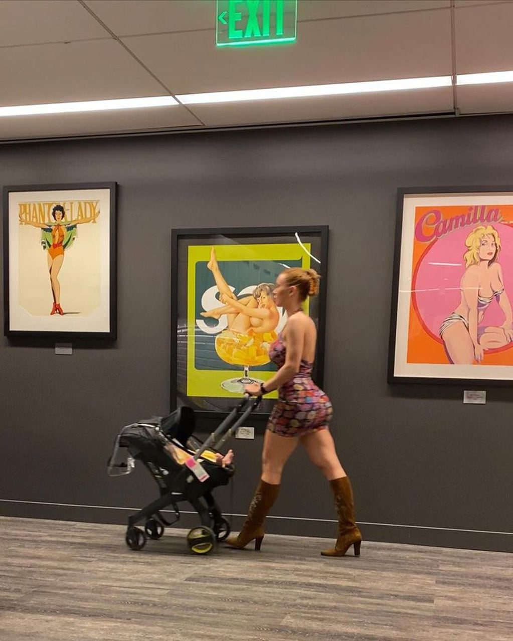 Lana Rhoades paseando con su bebe por los pasillos de Playboy.