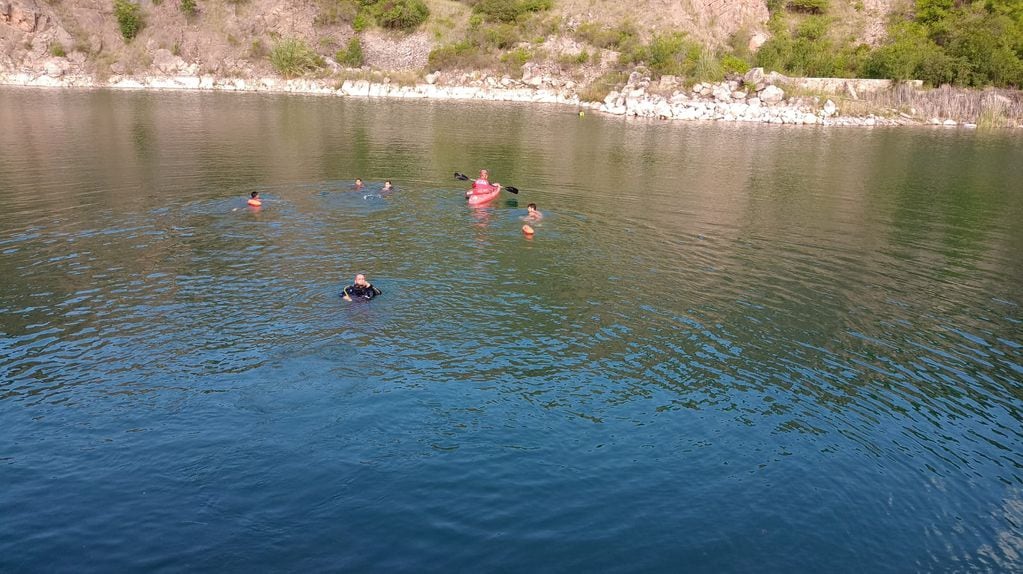 Buscan a un joven desaparecido en la Laguna Azul de La Calera, en Córdoba.