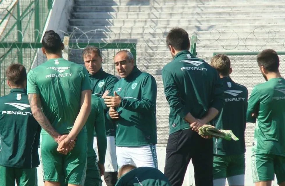 El ex entrenador de Instituto asumió en Sarmiento.