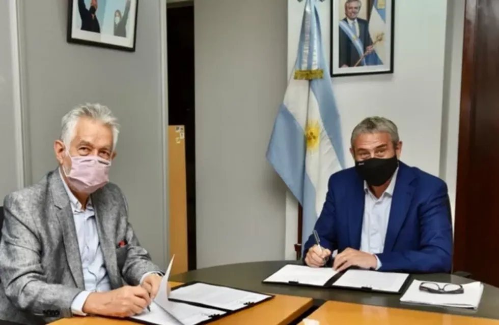 El gobernador viajó a Buenos Aires en busca de financiamiento nacional para la construcción de viviendas en San Luis.