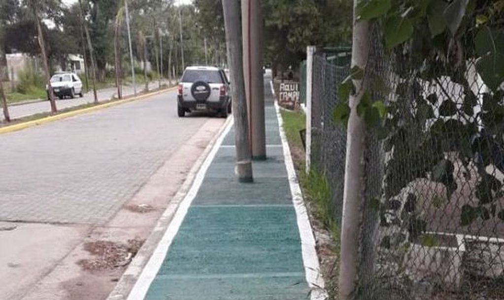 La ciclovía inaugurada en Cruz del Eje y que tiene obstáculos en el medio. (Infoglobal Argentina)