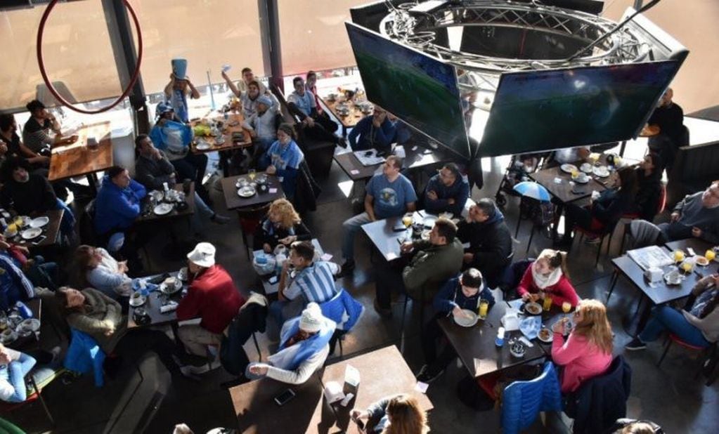 El partido de Argentina - Islandia en los bares rosarinos