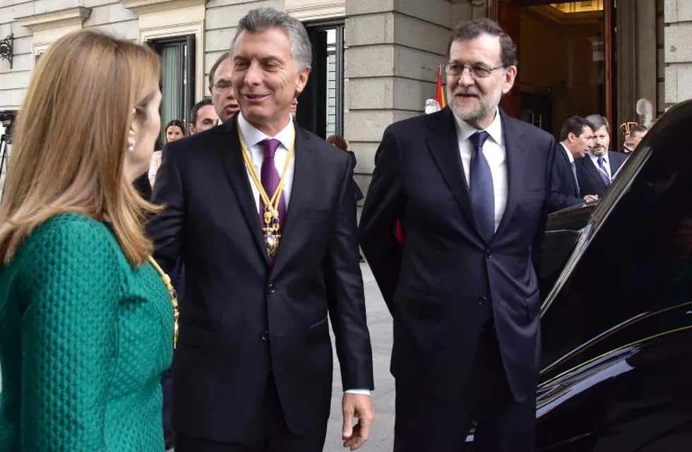 Argentinian President Mauricio Macri (C) bids Spanish Congress President Ana Pastor (L) and Spanish Prime Minister Mariano Rajoy farewell after his visit at the Spanish Congress of Deputies in Madrid on February 22, 2017.nArgentinian President Mauricio Ma
