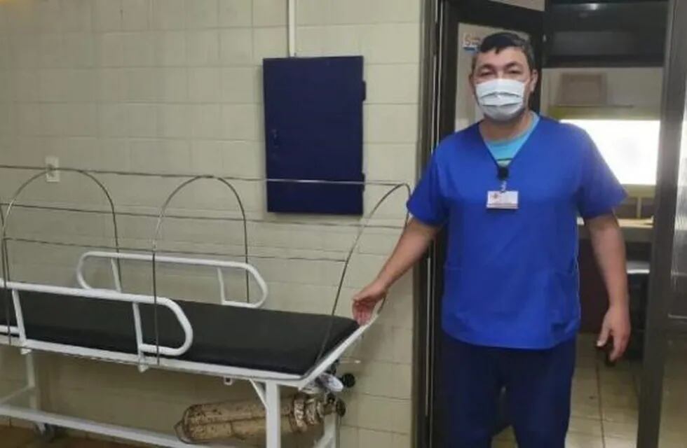 El jefe de camilleros del hospital de Eldorado fabricó un sistema de aislamiento para trasladar pacientes con Covid-19