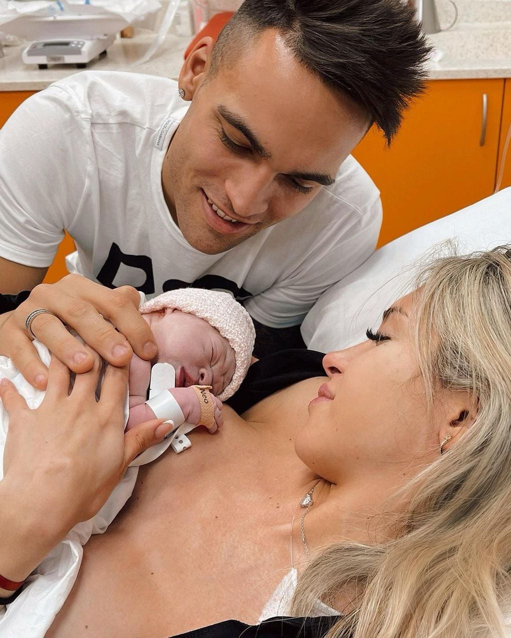 La primera foto de Nina junto a sus padres, el futbolista Lautaro Martínez y la modelo mendocina, Agustina Gandolfo.